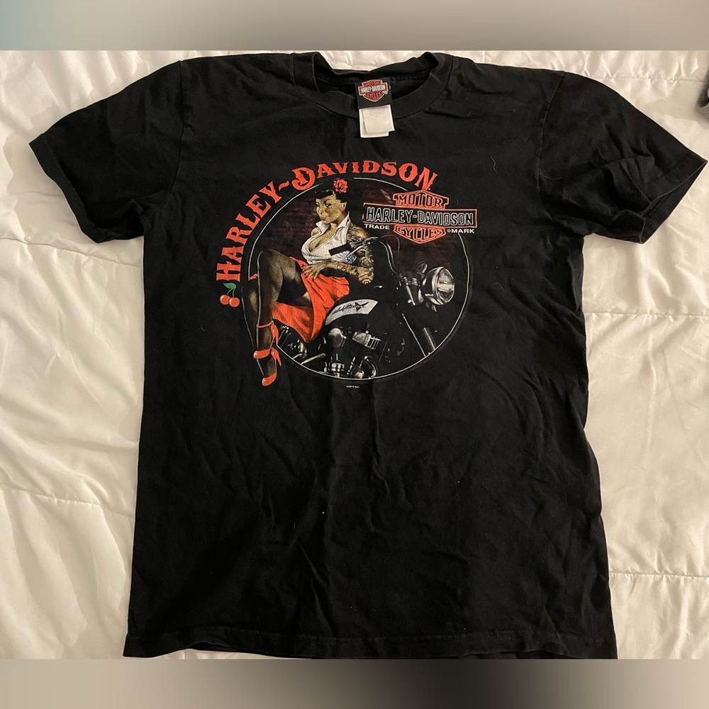 Harley Davidson black t-shirt saying “Harley Davidson motor cycles”